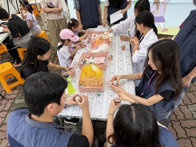 청소년과 시민이 함께 생명존중 캠페인에 참여하고 있다