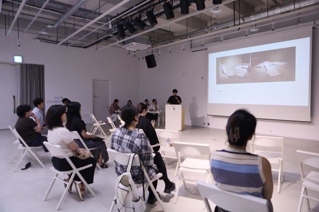 ‘페이퍼 타운’은 지도 제작자가 삽입한 허구의 지명에서 출발해 지워진 흔적과 말해지지 못한 기억을 불러내는 전시 기획이다. 종이처럼 덧입혀지고 찢기는 도시와 사회의 서사를 예술로 재구성하며, 관객이 새로운 해석을 더하는 공동 창작적 체험을 지향한다. 이는 아이테르 공명성 대표가 주도하는 연구 프로젝트 ‘코리안 큐레토리얼’의 흐름과 맞닿아 있다. 코리안 큐레토리얼은 한국적 장소성, 보이지 않는 노동, 소멸된 도시 기억을 탐구하는 큐레이션 방법론으로, 지역에서 출발해 국제 담론으로 확장하는 비전을 가진다