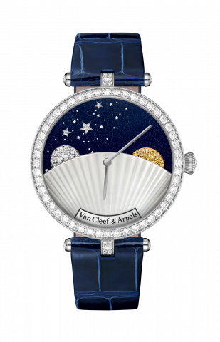 레이디 아펠 데이 앤 나잇(Lady Arpels Jour Nuit) 워치. 38mm 케이스(화이트 골드, 다이아몬드). 어벤츄린 글래스, 마더 오브 펄, 화이트 골드, 옐로우 골드, 다이아몬드, 옐로우 사파이어로 제작된 다이얼. 셀프 와인딩 메케니컬 무브먼트, 주간/야간 모듈 직접 교체 가능한 엘리게이터 레더 스트랩