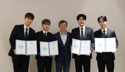 왼쪽부터 라포엠 유채훈, 라포엠 박기훈, 위스타트 김수길 회장, 라포엠 정민성, 라포엠 최성훈이 홍보대사 위촉식에서 기념사진을 촬영하고 있다