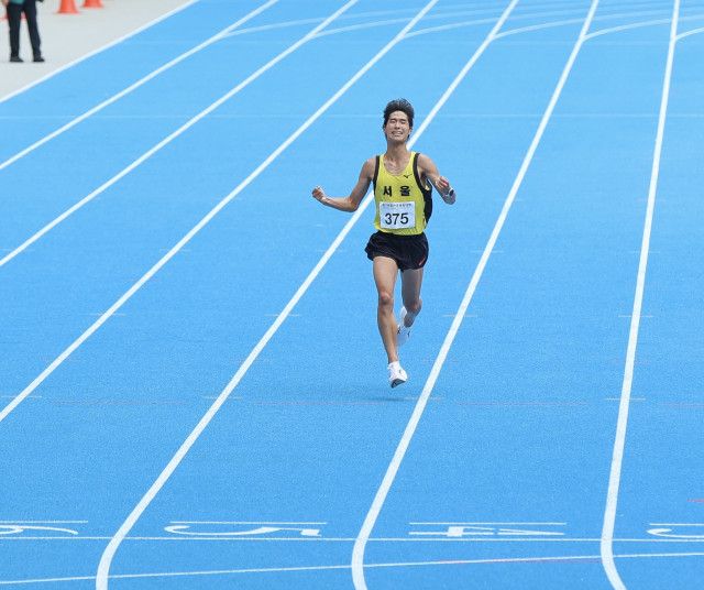 ‘제106회 전국체육대회’ 하프마라톤 종목에서 우승을 거둔 손세진 선수가 결승 지점에 들어오며 세리머니를 하고 있다