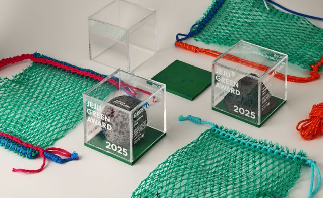 이니스프리 모음재단(이사장 이진호)이 지난 14일 헤리티크 제주 헤리티크 블루 3F 컨벤션홀에서 ‘2025 제주 그린어워드’ 시상식을 진행했다. 시상식 상패는 친환경 소재의 형태로, 쓰임을 다한 제주 현무암과 재생 아크릴, 플라스틱을 활용해 만들어졌다. 또한 상패를 담는 가방 역시 폐그물을 재활용해 자원 순환의 의미를 더했다. 이 모든 디자인은 아모레퍼시픽 디자이너들의 재능기부로 완성됐다
