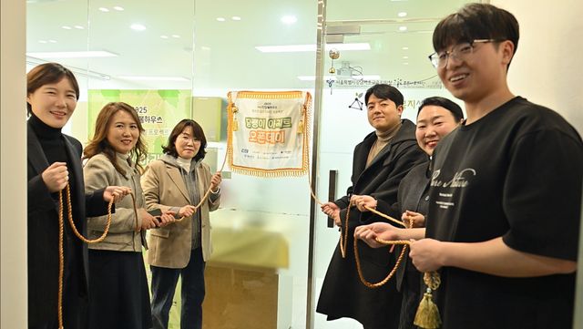 청소년이 직접 설계하고 완성한 ‘담쟁이 아지트’의 제막식. 왼쪽부터 서초교육복지센터 전아영 센터장, 강남서초교육지원청 김소영 수석장학사, 서초구청 복지정책과 김수경 과장, KCC 고제헌 프로, 방배ART유스센터 이정연 관장, KCC반딧불서포터즈 홍명훈 청소년