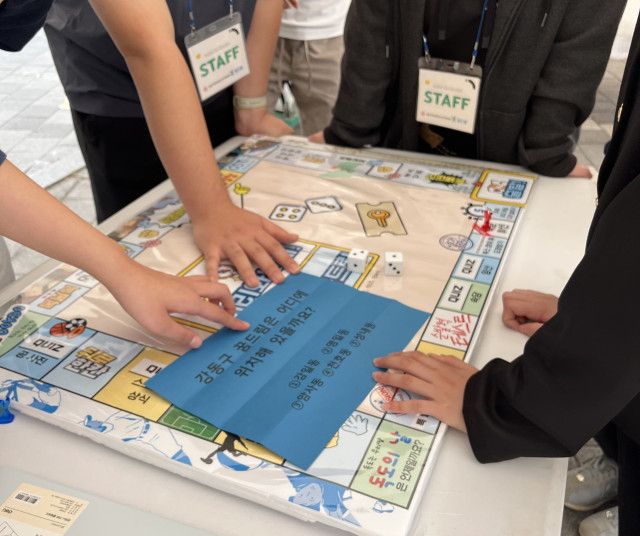 강동구학교밖청소년지원센터 꿈드림의 보드게임 동아리 및 학교밖청소년운영위원회 소속 청소년들이 강동구 청소년축제에서 보드게임 체험 부스를 직접 기획하고 운영했다