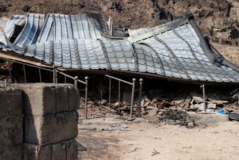 화마가 휩쓸고 간 자리에는 어르신들의 삶의 터전은 무너지고, 아픔만이 잿더미처럼 남아 있다(제공=독거노인종합지원센터)