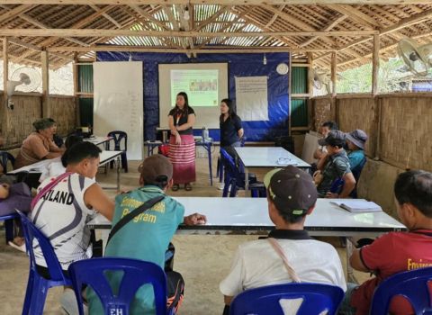 난민 캠프에서 자원봉사자를 위한 AUDIT 교육을 진행하고 있다(제공=IRC)