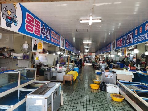 오천시장내 오천어시장 캐릭터와 브랜드를 활용한 간판으로 교체 완료