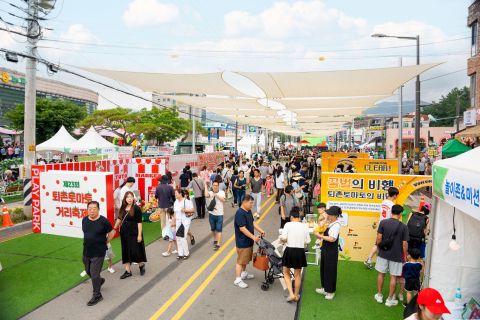 경기도 광주시 퇴촌면 광동로에서 열린 제23회 퇴촌토마토거리축제 현장 전경. 놀이존과 미션존을 중심으로 방문객들이 다채로운 체험을 즐기며 거리를 활기차게 채우고 있다. 퇴촌 토마토를 모티브로 한 공간 연출이 축제의 상징성과 체험적 즐거움을 동시에 전달하는 모습이다