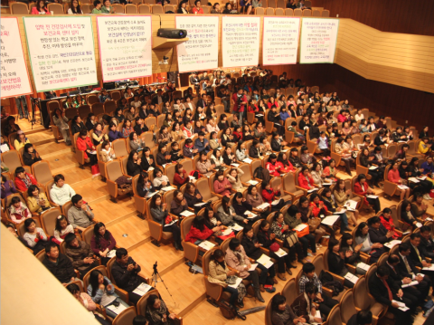 보건교육포럼에서 대선후보 초청 정책토론회를 개최하고 학생보건교육 건강관리 정책을 제안하고 있는 장면(2012)