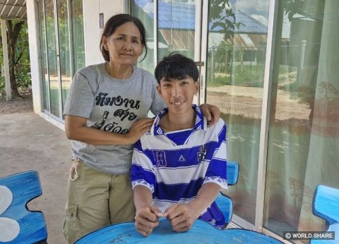 태국 자립준비청년이 자취방에서 보모와 함께