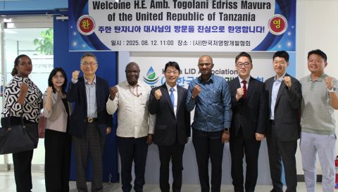 한국저영향개발협회를 방문한 주한 탄자니아 대사관 Togolani Edriss Mavura 대사(오른쪽 네 번째), Bahati Masila 전권공사(왼쪽 네 번째), Debora Mukwenda 홍보담당관(왼쪽 첫 번째)과의 기념사진