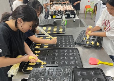 참가자들이 진로교육 프로그램인 ‘행복한 빵티쉐’를 통해 제빵 실습을 하고 있다