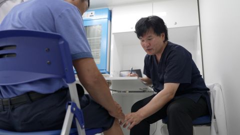 씨엔씨푸른병원 황찬호 병원장이 ‘충북형 인구감소지역 이동진료서비스’에서 재활의학과 진료를 보고 있다