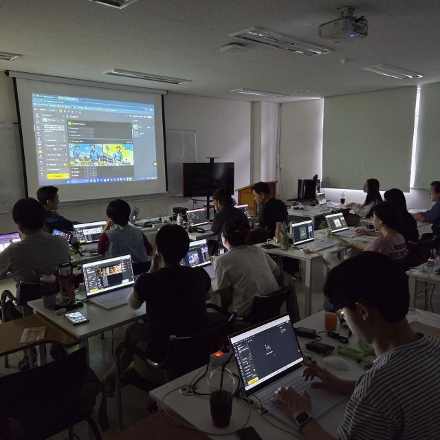 KBS의 AI 적용 애니메이션 ‘전설의 고향 - 구미호’편의 프로듀서였던 강영수 대표가 강의를 진행하고 있다