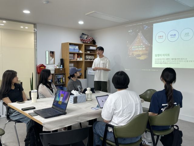 청소년이 직접 진행한 공간 기획 발표 장면. KCC반딧불서포터즈는 서초교육복지센터 이용 청소년들의 욕구조사를 바탕으로 가상의 페르소나를 설정하고, ‘담담센터’라는 기존 명칭에서 착안해 ‘담쟁이 아지트’라는 공간 콘셉트를 제안했다. 발표자는 실제 이용자 입장에서의 경험과 필요를 반영해 공간의 방향성과 기능을 설명했다