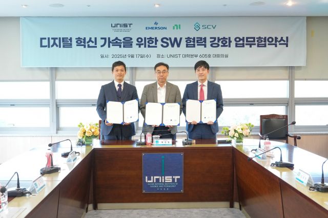 9월 17일 울산과학기술원(UNIST)이 글로벌 테스트·계측 선도 기업 NI, 국내 계측·제어 전문업체 에스씨브이와 산학협력 강화를 위한 업무협약을 체결했다. 왼쪽부터 이병관 에스씨브이 대표이사, 배성철 UNIST 교학부총장, 정구환 NI 상무가 협약식 후 기념촬영을 하고 있다(사진=UNIST)