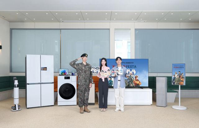 삼성전자 모델이 군인·경찰·소방·교정 공무원 등을 대상으로 풍성한 혜택을 제공하는 ‘K-히어로 페스타’를 소개하고 있다