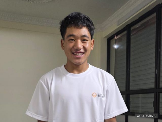 타망이 월드쉐어 네팔지부(카트만두 소재)에 방문해 환하게 웃고 있다