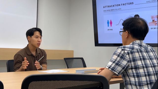 안면과 체형, 후보자의 정책 방향과 연출하고자 하는 이미지를 분석해 퍼스널 브랜딩을 진행하는 아웃핏코드의 컨설팅 모습