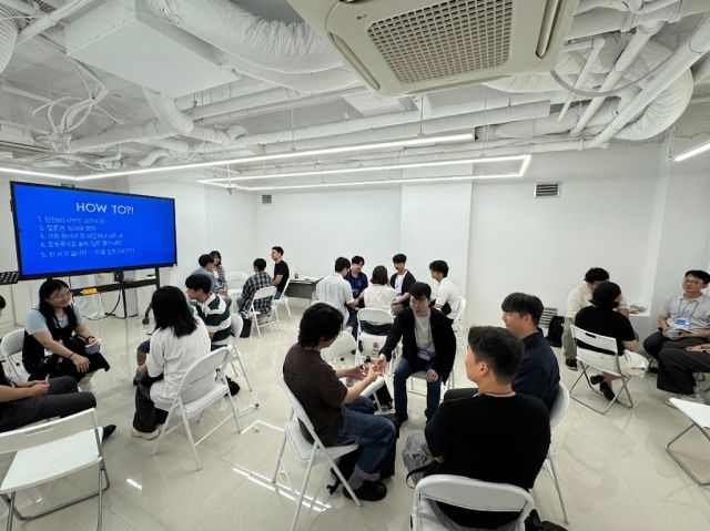 컨설팅을 받고 있는 참여자들의 모습