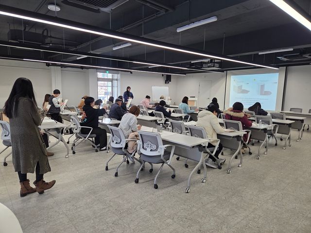 1월 19일 신부문화기지(신부7길 14)에서 성인 창작 프로그램 ‘DRAW YOUR MIND’ 교육 중이다