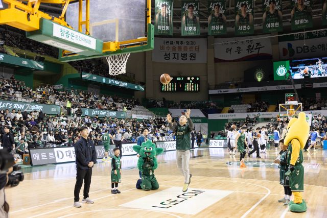프로농구 원주 DB의 홈경기장에서 윤종진 한국보훈복지의료공단 이사장이 원주 DB의 승리를 기원하는 시투를 하고 있다