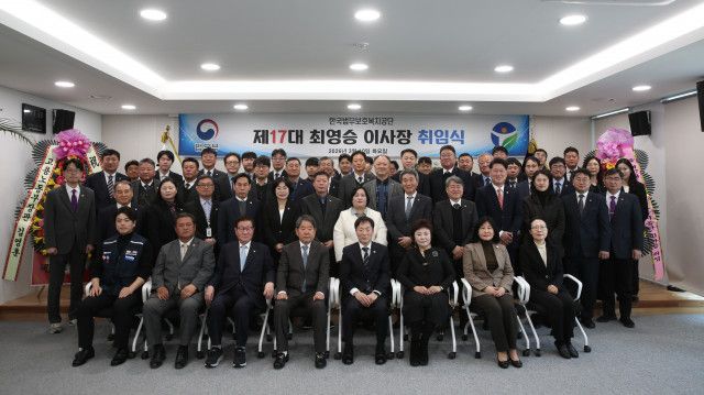 한국법무보호복지공단은 10일 공단 본부에서 제17대 최영승 이사장의 취임식을 개최했다. 앞줄 왼쪽에서 5번째가 최영승 이사장, 6번째가 임영현 이사, 8번째가 법무부 김지수 보호정책과장