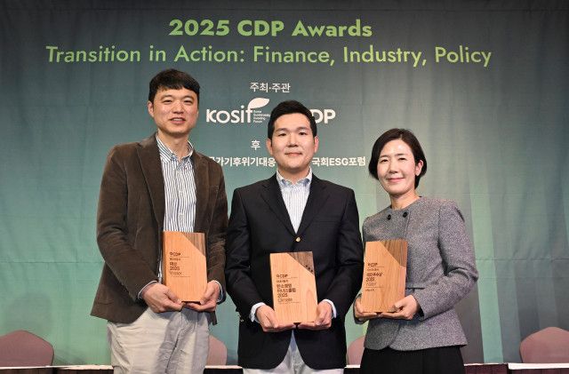 왼쪽부터 현대차 안전경영기획팀 임남수 팀장, 현대차 사업개발&지속가능경영실 전현철 실장, 기아 지속가능경영팀 이은주 팀장이 기념사진을 촬영하고 있다