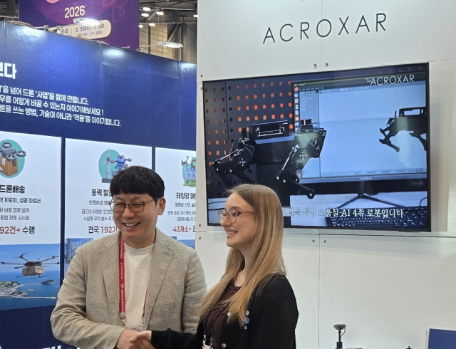 이병섭 아크로사 대표이사가 ‘2026 드론쇼코리아’에서 바이어와 상담 중에 있다