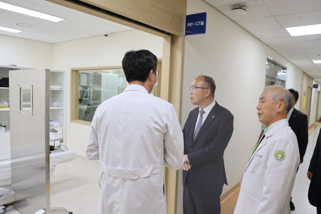 한국보훈복지의료공단 윤종진 이사장(왼쪽 두 번째)이 대구보훈병원을 방문해 PET-CT 운영 현장을 점검하고 있다