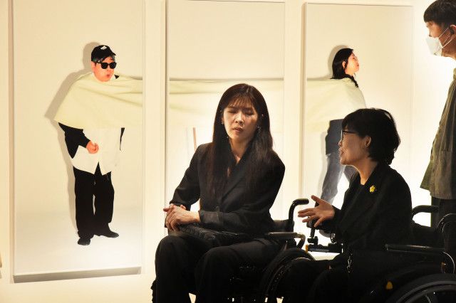 20일 장애인의 날을 맞아 서울 중구 모두예술공간에서 ‘2026 모두공감기획전 관계의 기술 : 기꺼이 기어이 기대어’ 개막식이 열린 가운데 이소희 국회의원과 방귀희 한국장애인문화예술원 이사장이 전시를 관람하고 있다