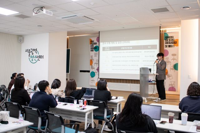 4월 17일 서울광역청년센터에서 열린 ‘2026 서울청년이슈리서치 오리엔테이션’에서 참여 연구팀이 팀별 조사 주제를 발표하고 있다(ⓒ서울광역청년센터)