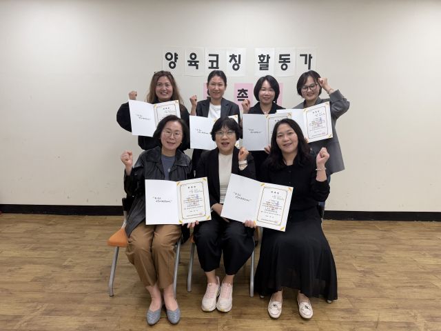 발달장애인 부모양육지원사업 ‘홈(home)-런(learn)’ 양육코칭 활동가 위촉식에 참여한 수원시어린이집연합회 국공립분과 어린이집 원장들 모습(왼쪽 위부터 시계방향으로 시립라포리엘어린이집 허영림 원장, 시립바론어린이집 김현영 원장, 시립광교더샵어린이집 박미영 원장, 시립모아1어린이집 최은아 원장, 시립영통힐스어린이집 김경희 원장, 호매실장애인종합복지관 안은경 관장, 시립칠보어린이집 강승숙 원장)