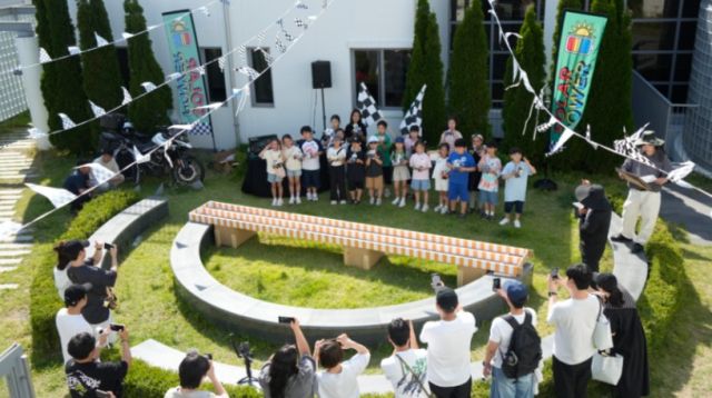 ‘출동! 에코 레이서 - 태양을 달려라! 시즌2’에 참여한 부산 지역 아동들이 프로그램 마무리 후 단체사진을 촬영하고 있다
