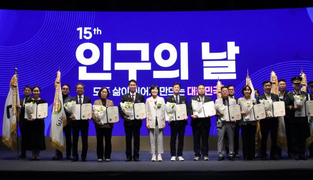대통령 표창 수상자 및 단체들이 기념사진을 촬영하고 있다