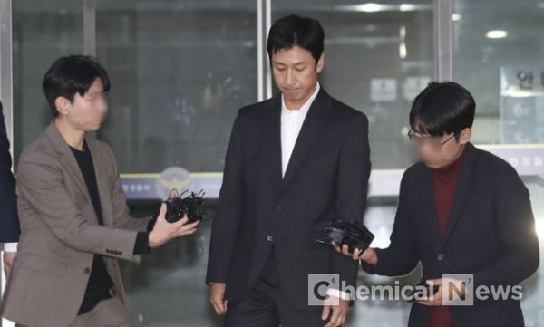 마약 투약혐의로 입건된 배우 이선균이 지난 28일 인천 남동구 인천논현경찰서에서 시약 검사를 마치고 나서고 있다. /사진=뉴시스