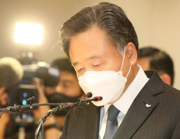 SPC그룹 허영인 회장이 21일 서울 양재동 SPC 본사에서 최근 발생한 계열사 SPL 제빵공장 사망사고와 관련, 대국민 사과 기자회견을 하고 있다.