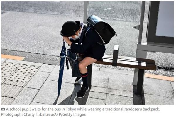 란도셀을 메고 버스를 기다리는 학생 / 가디언 갈무리