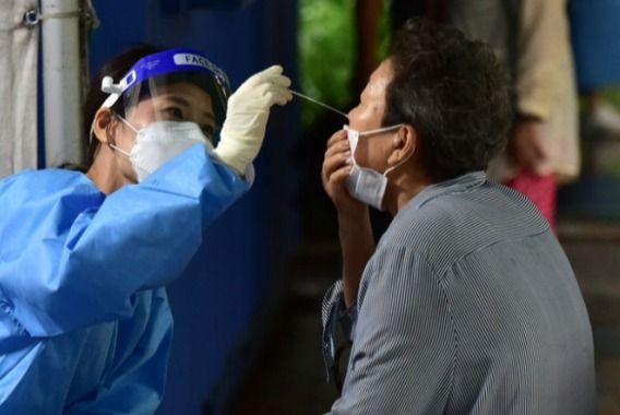 지난달 30일 대구 달서구보건소 선별진료소에서 한 시민이 검사를 받고 있다. /사진=뉴시스
