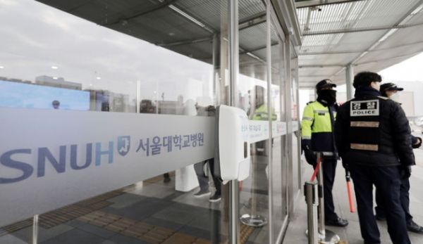 이재명 더불어민주당 대표가 치료 중인 4일 서울 종로구 서울대학교병원 앞에서 경찰들이 경계 근무를 서고 있다.