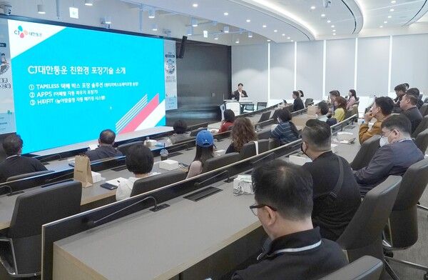 지난 8일 오후 서울 종로구 CJ대한통운 본사에서 교육을 받고 있는 소상공인들 /CJ대한통운 제공