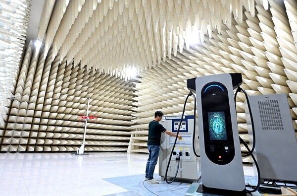 LG전자 전자파 시험소에서 전기차 충전기의 전자파 방출량을 테스트 하는 모습. /LG전자 제공