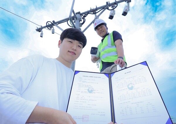 LG유플러스 직원들이&nbsp;‘U+스마트교차로’&nbsp;시스템을 테스트하고 있는 모습. /LG유플러스 제공