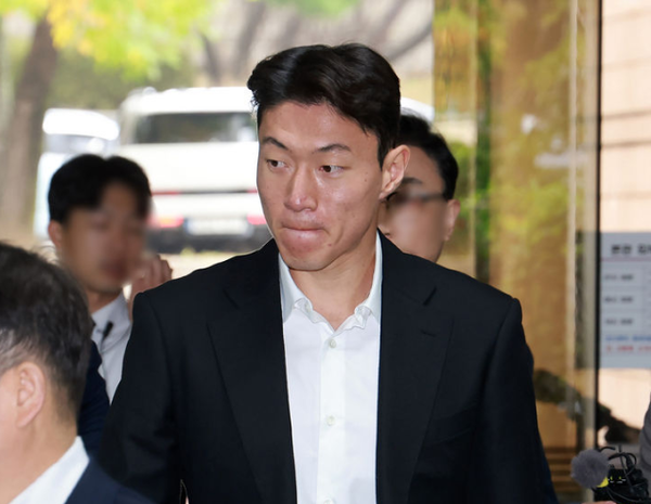 축구선수 황의조가 16일 서울 서초구 서울중앙지법에서 열린 불법촬영 등 혐의 1심 1차공판에 출석하고 있다 / 뉴시스 (포인트경제)