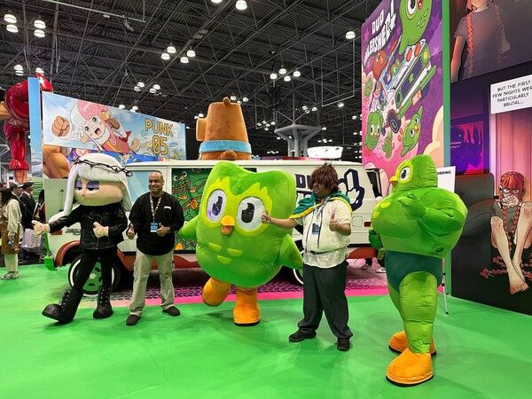 네이버웹툰의 듀오링고 협업 콘텐츠 '듀오 언리시드'를 홍보하기 위해 '듀오' 캐릭터와 사진 찍기 이벤트가 마련되었다.