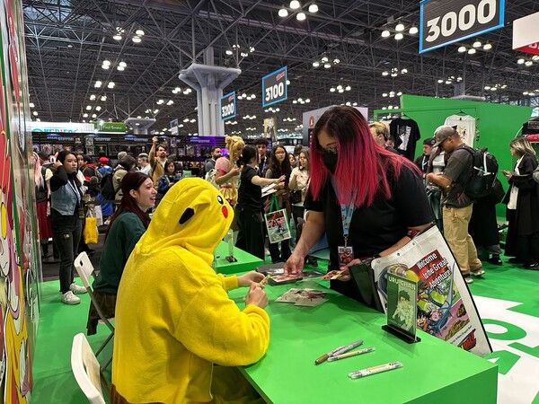 네이버웹툰의 현지 웹툰 작가 (왼쪽) 누리아(Nuria)와 (오른쪽)우루찬(uru-chan)작가의 사인회가 진행되고 있다.