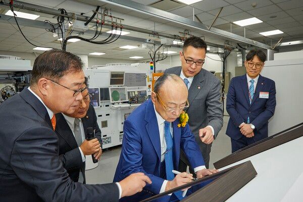 김승연 한화그룹 회장이 한화 판교 R&D센터를 방문해 한화정밀기계가 준비한 방명록에 서명하고 있다.