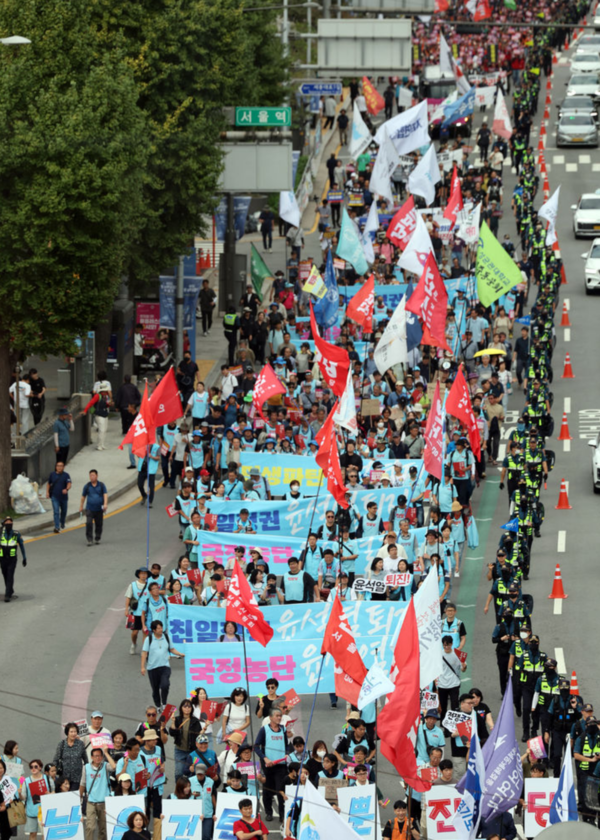 지난달 28일 오후 서울 중구 세종대로 숭례문인근에서 전국민주노동조합총연맹, 윤석열정권퇴진운동본부(준), 전국민중행동, 자주통일평화연대, 전국비상시국회의 주최로 열린 '정권 퇴진 시국대회' 집회에서 참가자들이 용산구 대통령실 방향으로 행진을 하고 있다. /사진=뉴시스
