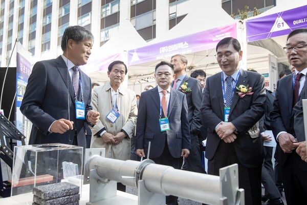 현대건설은 24일 종로구 계동에 위치한 현대건설 계동사옥에서 ‘현대건설 기술엑스포 2024’을 개최했다. 현대건설 윤영준 사장과 업계 관계자들이 행사 전시 부스를 둘러보고 있다.