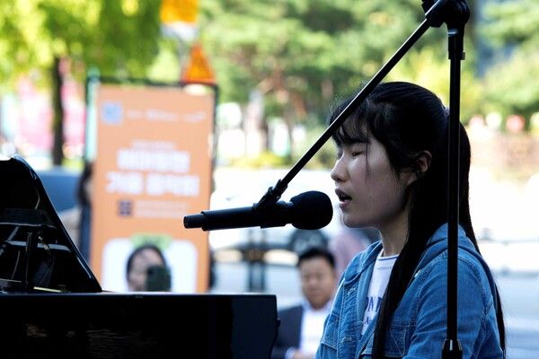 태광그룹이 10월 ‘문화의 달’을 맞아 24일 서울 광화문 흥국생명빌딩에서 ’해머링맨 가을 음악회’의 세 번째 공연을 개최했다. 이날 공연에서는 시각장애인 피아니스트 유예은씨가 무대에 올라 인근 직장인들과 시민들의 발걸음을 붙잡았다. /태광그룹 제공